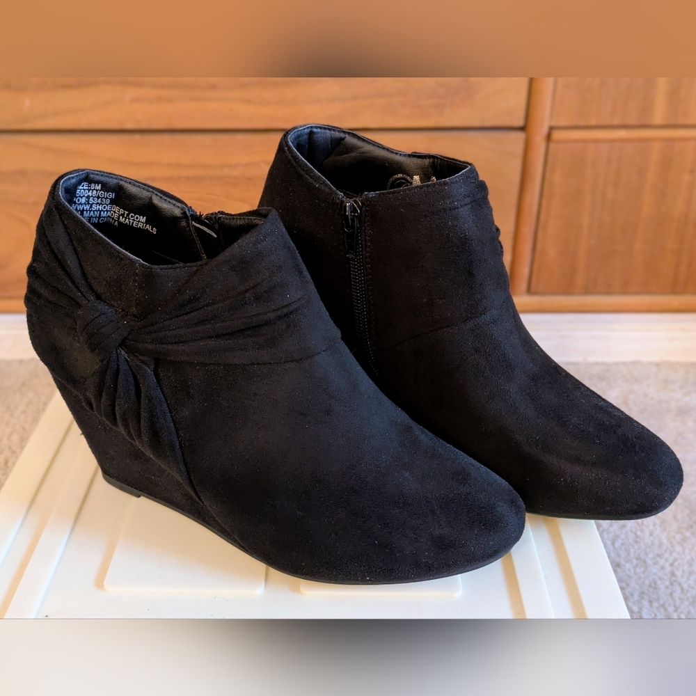 Chic Black Ankle Booties with Bow Detail